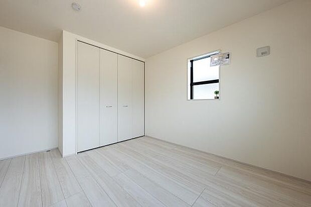 大型クローゼットを備えた主寝室。壁一面の収納力で、お部屋を広く使えます。心地よい朝日と共に目覚める健やかな毎日を。