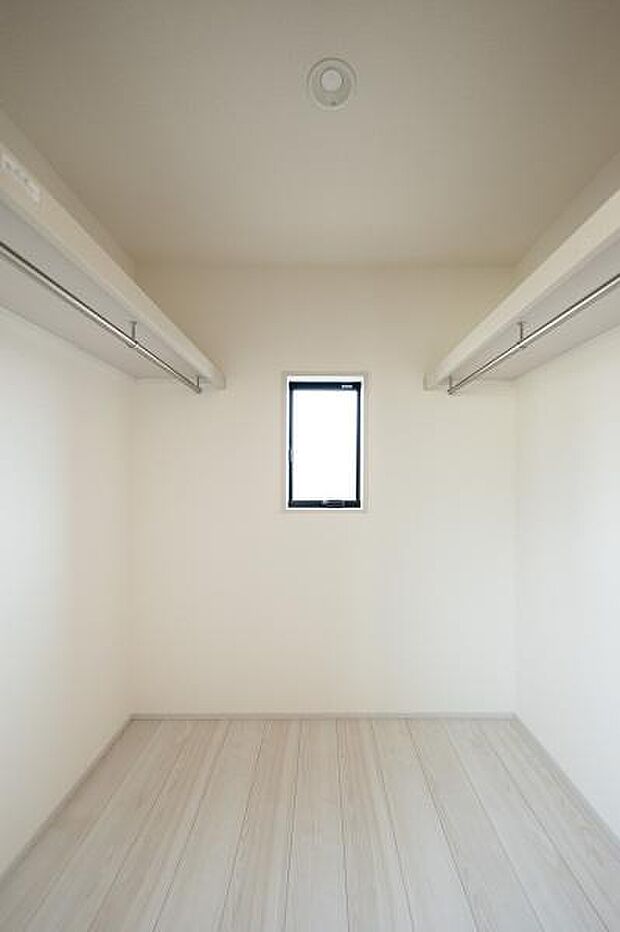 左右にハンガーパイプを備えた大容量収納。小窓付きで換気もスムーズに行え、大切な衣類を湿気から守りながら整頓できます。