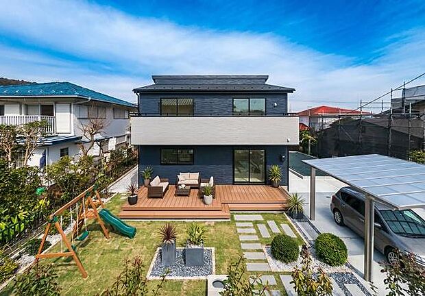 広々としたデッキはBBQや子どもの遊び場に最適。青空の下で家族の笑顔が広がる、贅沢なプライベート空間です。（本画像はCGにてカーポートやデッキ等を配置しております。実際に家具等はおかれておりません。）