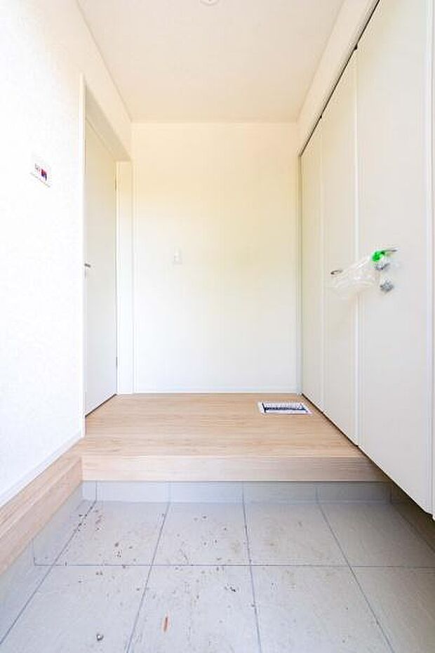 ただいま!と帰るたび、パッと明るい空間が家族を優しく包みます。白と木目の爽やかな玄関が、毎日の気持ちよいスタートと安らぎの帰宅を叶えます。