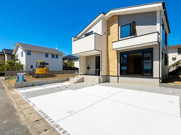 モダンな外観と心地よい風が通り抜ける快適設計。家族みんながゆったりと寛げる安らぎの我が家で、おうち時間を存分に楽しみませんか。カースペース2台付き。