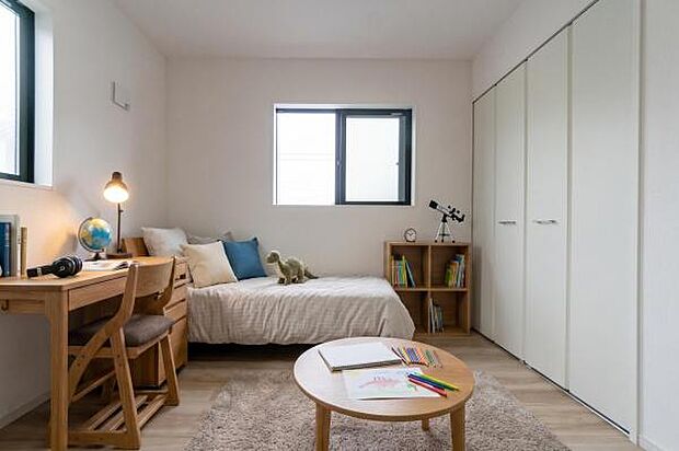 お絵かきや勉強が楽しくなる子供部屋。ワクワク広がる空間でお子様の健やかな成長を育みます。現地で体感！※家具等はイメージCGです。購入は有料となります。