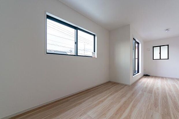 明るい陽光が差し込む洋室は、子供部屋にぴったり。心地よい風を感じながら健やかに成長するお子様の姿が目に浮かびます。