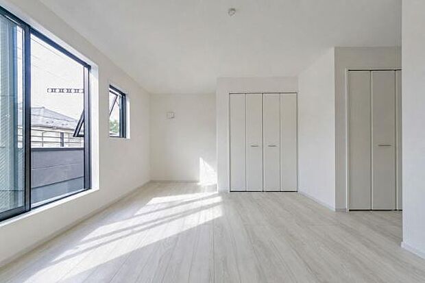 窓から降り注ぐ陽光が、木のぬくもりを優しく照らす明るいお部屋。朝の心地よい目覚めから始まる、健やかな家族の暮らしがここにあります。