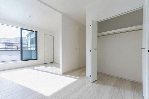 天井まで伸びる収納嬉しい収納力の高いクローゼット付き。天井付近までしっかりと収納ができる使い勝手の良いクローゼット。