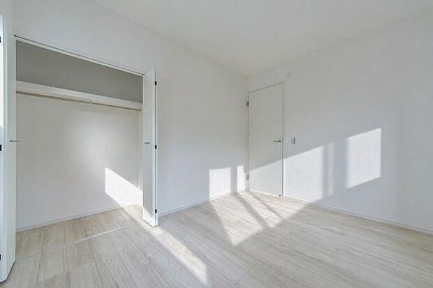 天井まで伸びる収納嬉しい収納力の高いクローゼット付き。天井付近までしっかりと収納ができる使い勝手の良いクローゼット。