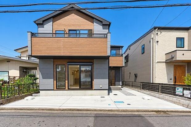 健やかな成長を見守る、陽光差し込む広いお庭。カースペースも2台分あり、お友達を呼んでのホームパーティーも楽しめます。家族の笑顔が広がる住まいです。