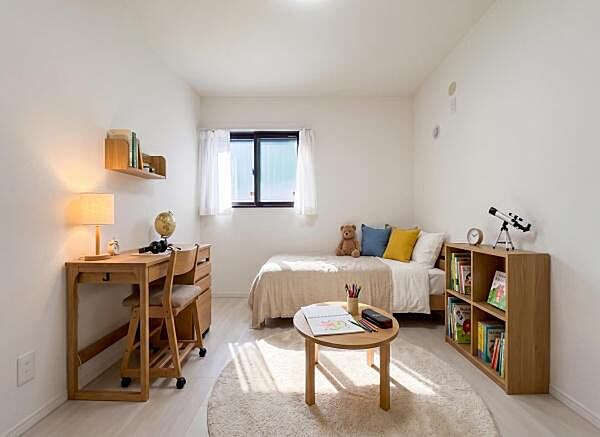 好奇心を育む明るい子供部屋。机に向かう背中を優しく見守り、健やかな成長と思い出を刻む特別なお部屋です。※家具などはCGによるイメージで実際に置かれておりません。
