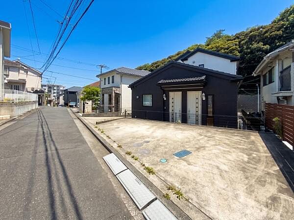 家族の車はもちろん、来客用にも困らない3台駐車可能なカースペース。広い間口は、日々の暮らしに安心感と開放感を与えます。