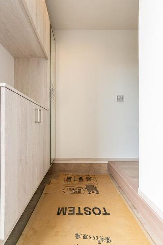 「おかえり」と「いってらっしゃい」を優しく包み込む、明るく広々とした玄関。家族の毎日が、ここから気持ちよく始まります。