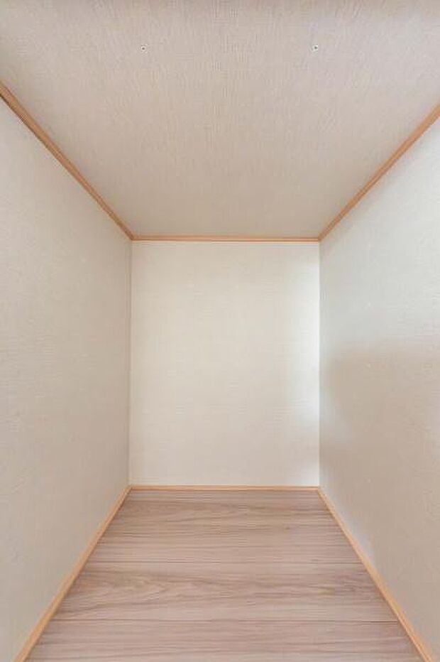かさばる季節家電や外遊び用具も丸ごと収まるゆとりの収納。玄関まわりをすっきり保ち、心地よい空間をつくります。
