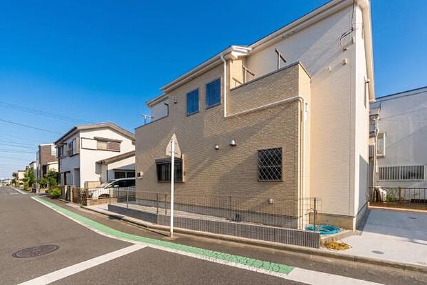風通しの良い角地で、心地よい毎日を。広々とした駐車スペースは、夏場のお子様のプール遊びにも最適です。