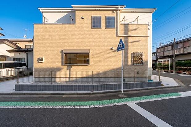 陽光注ぐ角地で、毎日が明るく健やかに。前面道路が広く、小さなお子様がいるご家庭も安心して暮らせます。カースペース2台付き。