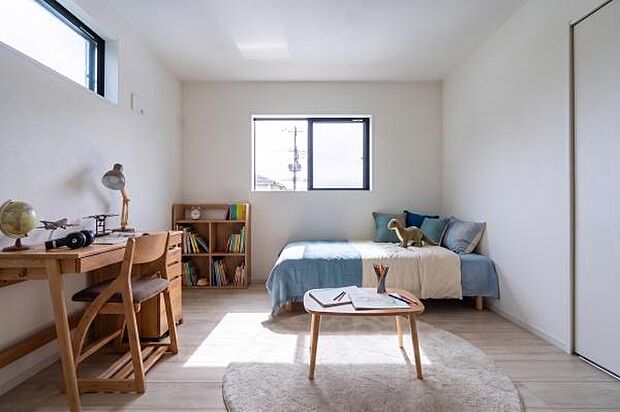 自然光が差し込む明るい子供部屋。勉強や読書にも集中でき、お子様の健やかな成長を優しく育みます。※家具等はイメージCGです。購入は有料となります。