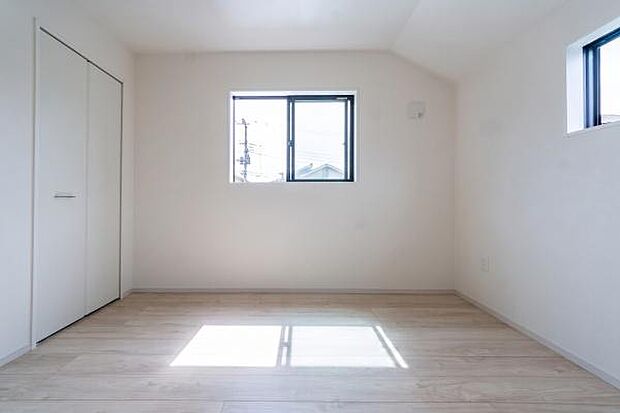 明るい陽光が差し込む洋室は、子供部屋にぴったり。心地よい風を感じながら健やかに成長するお子様の姿が目に浮かびます。