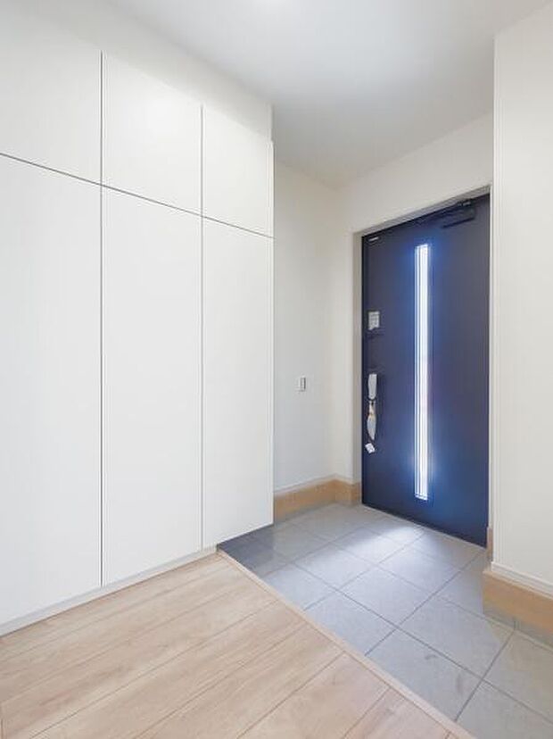 「ただいま」と笑顔が弾ける明るい玄関。天井まで届く大容量シューズボックスで、かさばる靴やお出かけグッズもすっきり収まり、いつでも綺麗な空間を保てます。