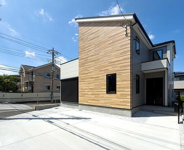 一歩足を踏み入れるたび誇らしくなる、木目×モダンの外観。家族の「ただいま」の声が響き渡るあたたかな団らんの場を、ぜひ現地の内覧でお確かめください。