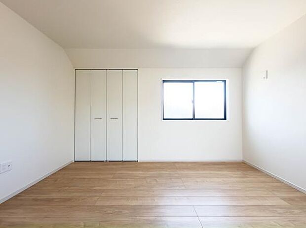 窓から心地よい風とたっぷりの陽光が舞い込みます。お昼寝や読書など、ご家族それぞれが思い思いの時間を過ごせる、穏やかで快適なお部屋です。