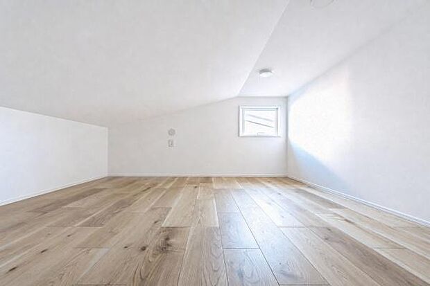 この深い収納は、まるで家族の秘密基地。季節物やアウトドア用品も楽々。子供たちのワクワクを刺激する、特別な場所に。ロフト。