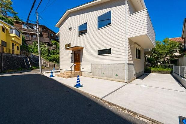 ゆとりある駐車スペースは、大きな車も安心。休日には家族で洗車を楽しんだり、子供が安全に遊べるプライベート空間にも。