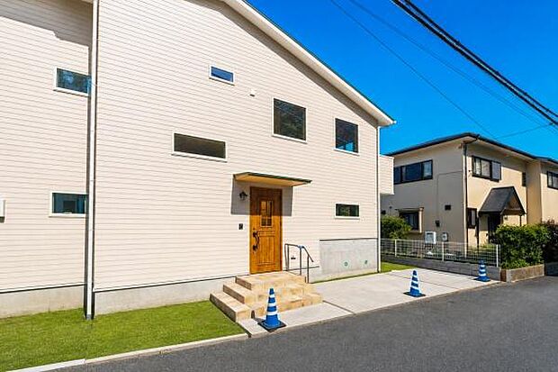 家族の暮らしを豊かに彩る、上質な佇まい。開放感あふれる空間が、お子様の健やかな成長と、穏やかな団らんの時間を守ります。