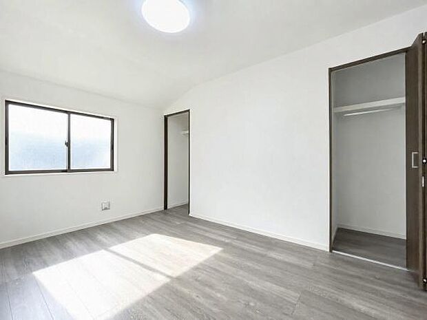 陽光がたっぷり差し込む明るいお部屋は、お子様の健やかな成長を見守る心地よい空間です。大容量の収納で、おもちゃや絵本もすっきりお片付けできます。