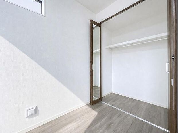 お部屋を広々と使える大容量のクローゼットを完備。増えがちなお子様のお洋服や思い出の品もたっぷり収納でき、家族みんなの笑顔あふれるスッキリとした空間に。