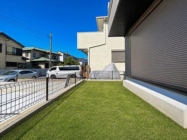 季節の花を育てたり、家庭菜園を楽しんだり。お庭づくりで広がる家族の絆。※芝生はイメージCGです。施工は有料となります。