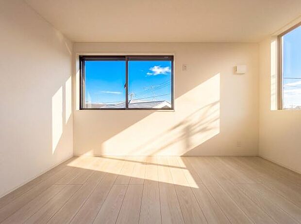 一日の疲れを癒す、安らぎのプライベート空間。心地よい光と風に包まれて、ゆったりとした時間をお過ごしください。