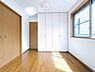 寝室：広々とした居室は、お子様の遊び場や勉強部屋に最適。健やかな成長を見守りながら、家族で過ごす大切な時間が刻まれていきます。