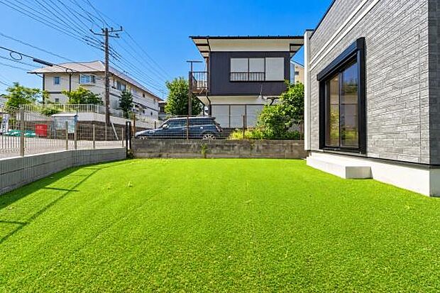 元気なお子様がのびのび駆け回れる広々とした芝生のお庭。安全なプライベート空間で、健やかな成長を見守りながら家族の楽しい思い出を育めます。(