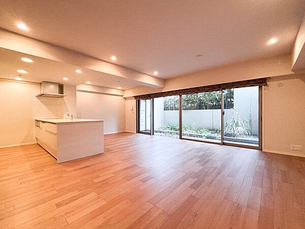 優しい色合いのフローリングと建具。やわらかな日差しがくつろぎの空間を演出します。