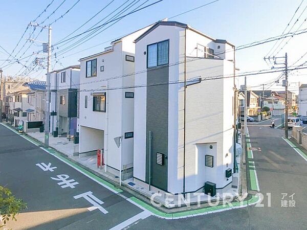 閑静な住宅地につき交通量も少なく落ち着いた印象を持ちます