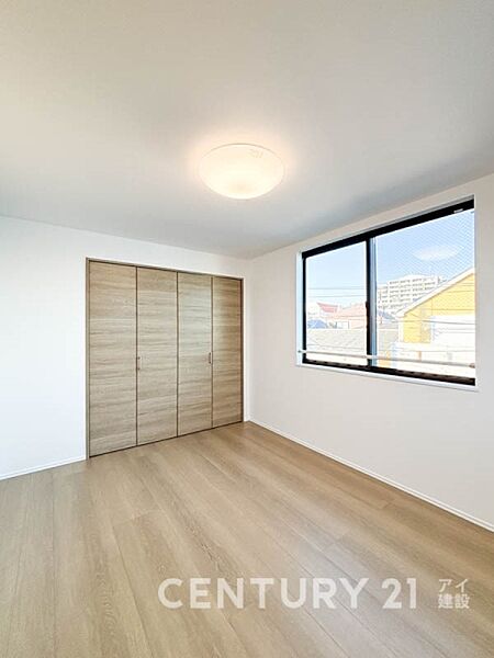 2面採光で光を集めるお部屋はゆっくりと落ち着く空間です。クローゼットもございますので、収納家具を新たに揃える準備も省け、なにより居住空間を広く使えるので快適です。