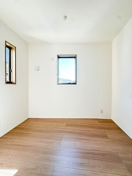 2面採光で光を集めるお部屋はゆっくりと落ち着く空間です。クローゼットもございますので、収納家具を新たに揃える準備も省け、なにより居住空間を広く使えるので快適です。