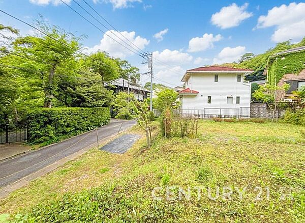 前面道路は閑静な住宅地をはしる車通りの少ない道路。ゆとりのある住宅地で部屋の窓を開けるとそこには心地よい風が通りぬけます。