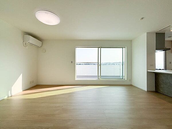 優しい色合いのフローリングと建具。やわらかな日差しがくつろぎの空間を演出します。