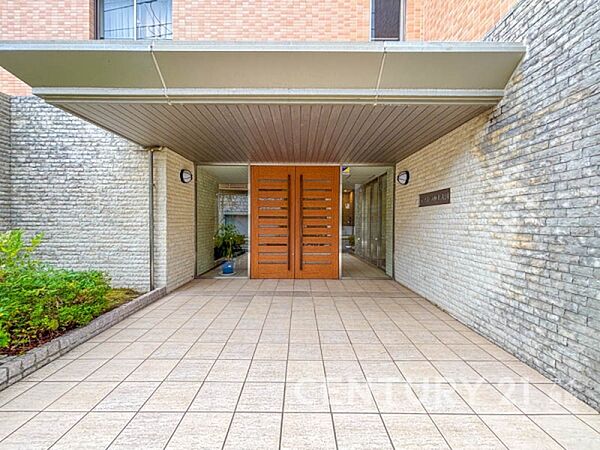 その邸が魅せる、気品・上質・重厚感・極細やかさ、そのすべては訪れた者に安らぎと品性を与える特別な空間です。