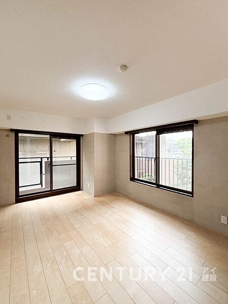 2面採光で光を集めるお部屋はゆっくりと落ち着く空間です。クローゼットもございますので、収納家具を新たに揃える準備も省け、なにより居住空間を広く使えるので快適です。