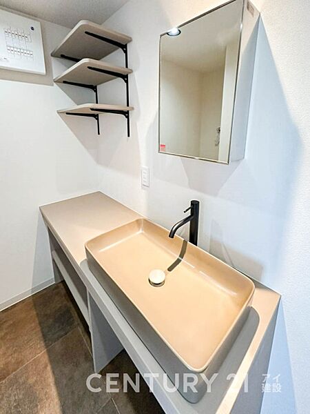 ご家族の1日が始まり、1日の終わりを締めくくる洗面空間。快適に過ごせることはもちろん、気品や優雅さを兼ね備えたパウダールームです。