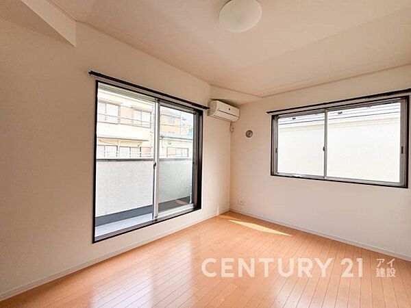 2面採光で光を集めるお部屋はゆっくりと落ち着く空間です。クローゼットもございますので、収納家具を新たに揃える準備も省け、なにより居住空間を広く使えるので快適です。