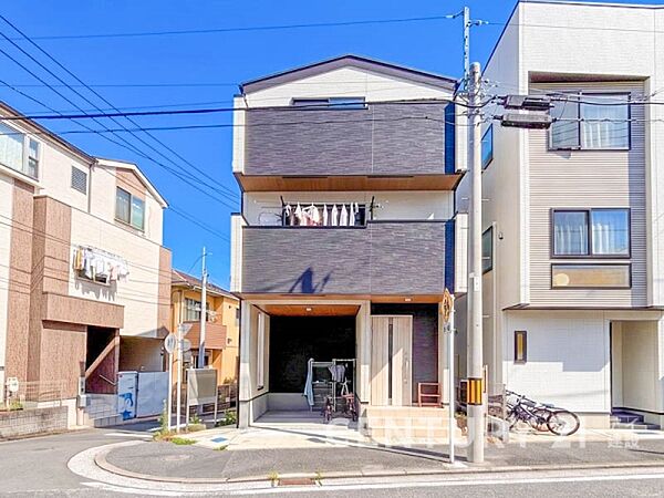 使いやすさもデザインも重視した理想の暮らしをかなえるお家。美しい外観やくつろぎの室内空間にふさわしい「素材」「形」「色彩」を考え、上質感に満ちたお家です。