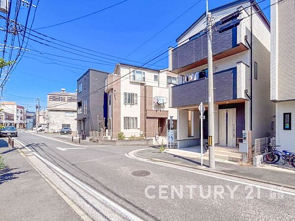 ふりそそぐ陽射しと開放的な空間形成。青空を背景に更なる美しさを醸す佇まい。