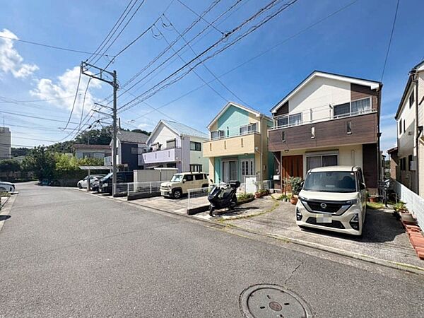 カースペース2台完備しています。前面道路とフラットなカースペースなので、ストレスなく駐車していただけます。