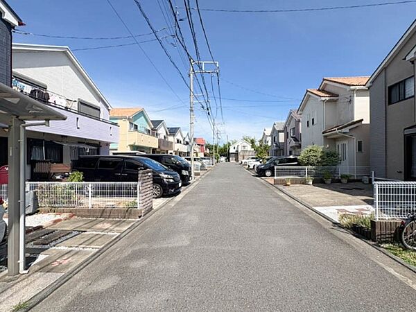 閑静な住宅地につき交通量も少なく落ち着いた印象を持ちます。