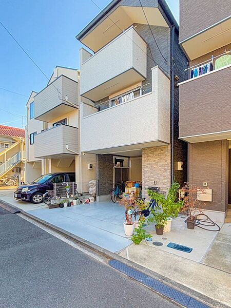 ふりそそぐ陽射しと開放的な空間形成。青空を背景に更なる美しさを醸す佇まい。