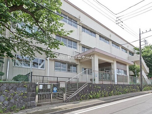 横浜市立高田小学校まで448m、小学校の周りも開けており、保護者はいつでも見に行けるなどの配慮もあります。