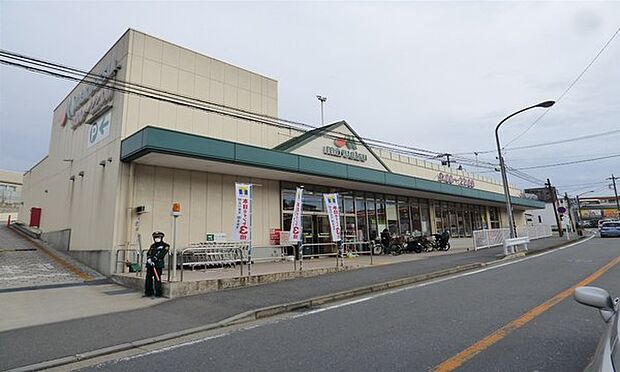 マルエツ戸塚大坂下店まで753m、営業時間　朝9時からよる10時　駐車場42台うち身障者専用駐車場