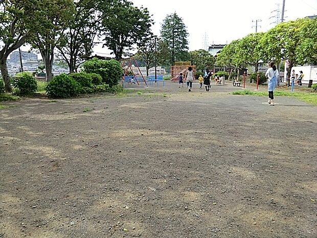 戸塚南第一公園まで804m、鉄棒やブランコがある、住宅街の中にある公園
