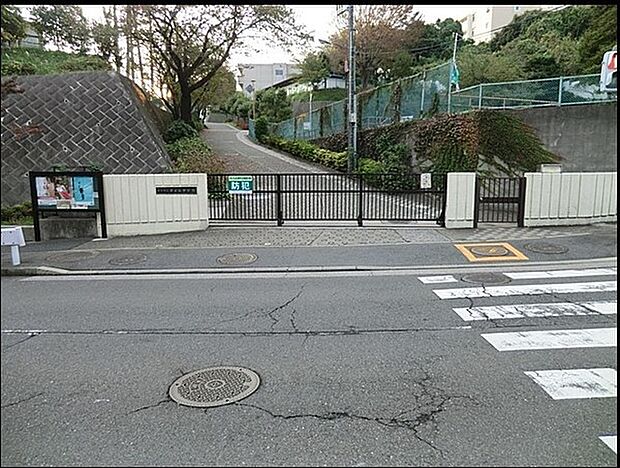 横浜市立芹が谷中学校まで250m、学校教育目標：『認め合う心・高め合う心をもって自分らしく生きる』